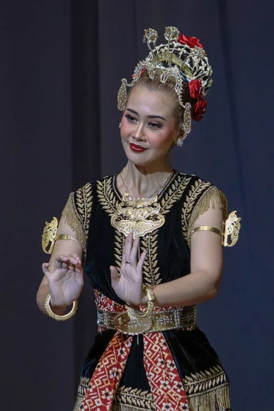 アジア大学スポーツコンクールでインドネシアの伝統舞踊の垂直ショット — ストック写真
