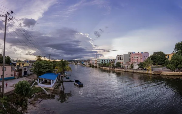 Matanzas Ilindeki Binalarla Çevrili San Juan Nehrinin Akşam Fotoğrafı — Stok fotoğraf