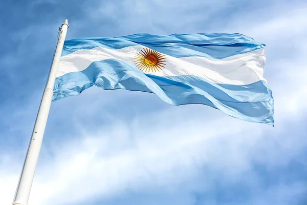 Bandeira Argentina Acenando Poste Metal Branco Abaixo Céu Nublado Azul — Fotografia de Stock