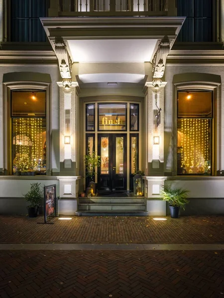 Uma Foto Vertical Porta Principal Finch Hotel Durante Noite Deventer — Fotografia de Stock