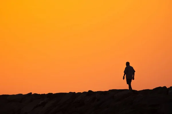 日の出にフランスのカマルグを歩く人のシルエット — ストック写真
