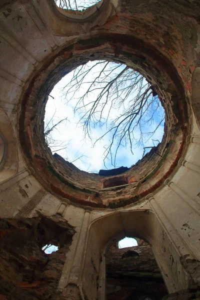 Plan Vertical Angle Bas Bâtiment Ruine Avec Ciel Bleu Arrière — Photo