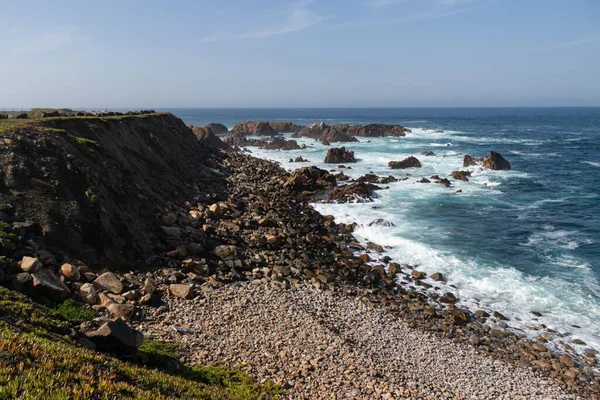 Een Kustlijn Van Zee Bedekt Met Rotsachtige Bergen Golven Van — Stockfoto
