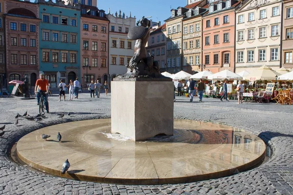 stock image The Mermaid of Warsaw Monument and the Dekert Side in the Old Town Market Square in Warsaw, Poland