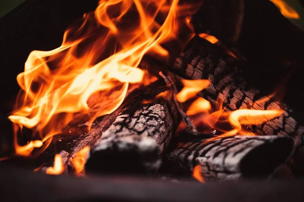篝火的特写镜头 木头变成灰烬和橙色的火焰 — 图库照片