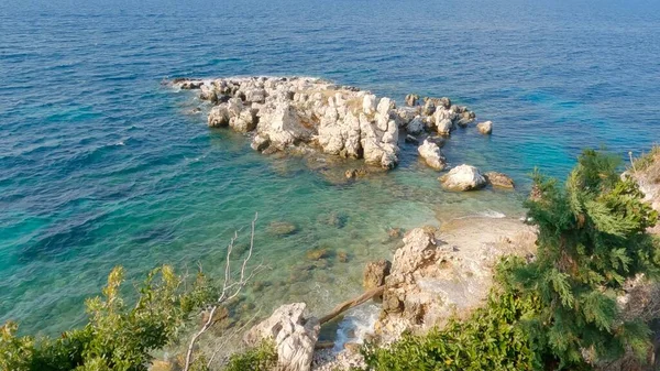 Kassiopi海岸線 コーフ ギリシャから青い海の白い岩の景色 — ストック写真