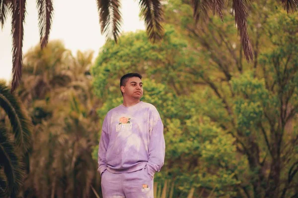 紫のネクタイ色のスポーツ衣装を着た若いヒスパニック系の男 — ストック写真