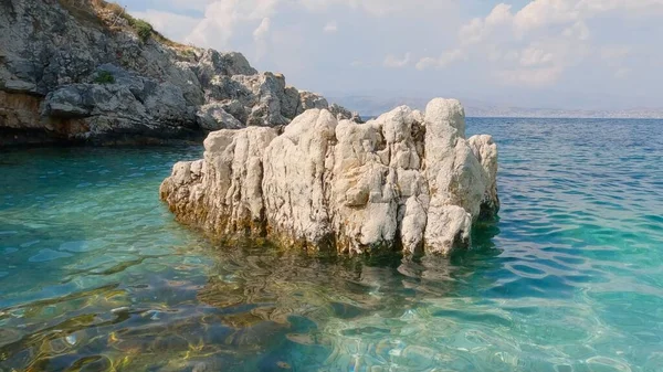 Uma Rocha Peculiar Mar Puro Vista Praia Bataria Kassiopi Corfu — Fotografia de Stock