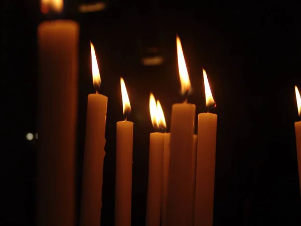 Eine Nahaufnahme Von Kerzen Mit Hellen Flammen Isoliert Auf Einem — Stockfoto