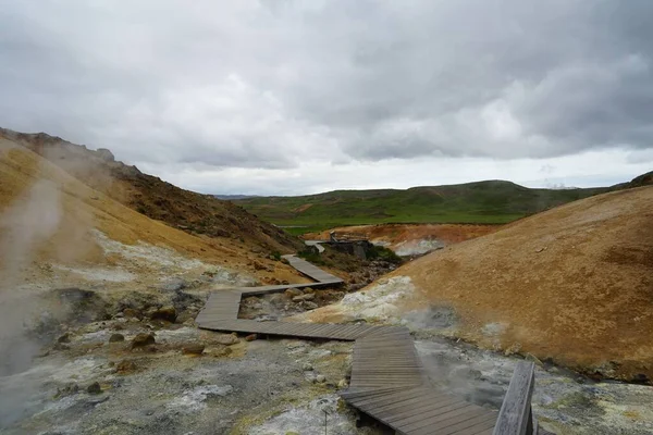 Malowniczy Widok Ścieżkę Przez Źródła Siarki Pochmurny Dzień Islandii — Zdjęcie stockowe