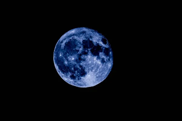 Piękne Ujęcie Pełni Księżyca Ciemnym Czarnym Niebie — Zdjęcie stockowe