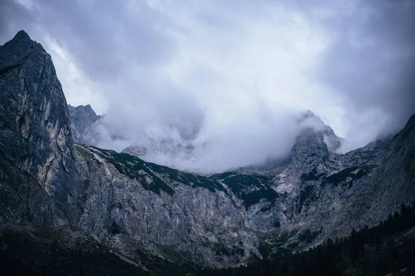 ふわふわの雲に覆われたドイツ ツグスピッツ山の絶景ショット — ストック写真