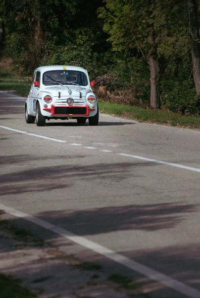 Een Witte Rode Auto Opgezet Tijdens Een Bergopwaartse Race Van — Stockfoto