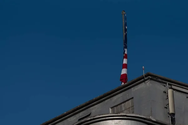 Низкоугольный Снимок Американского Флага Шесте Крыше Промышленного Здания Против Ясного — стоковое фото