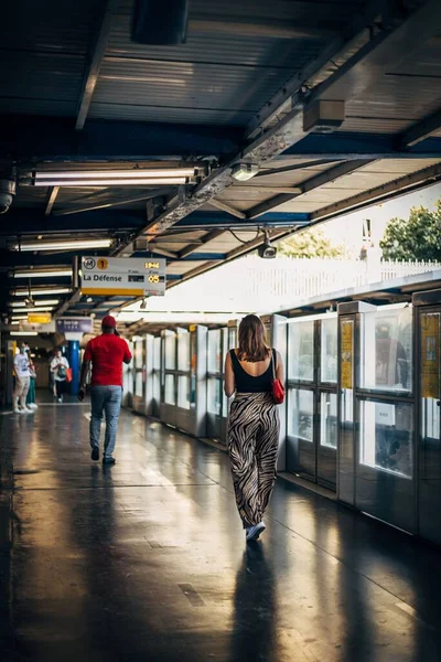 スペインのセビリアの空港を歩いている若い女性の垂直ショット — ストック写真
