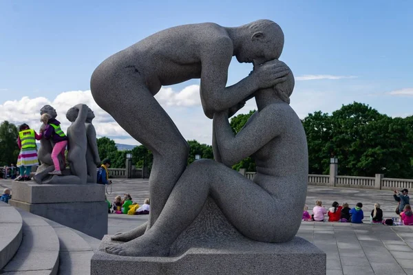 在一个阳光灿烂的日子里 一对情侣在维吉兰公园与游客在奥斯陆的美丽雕塑 — 图库照片