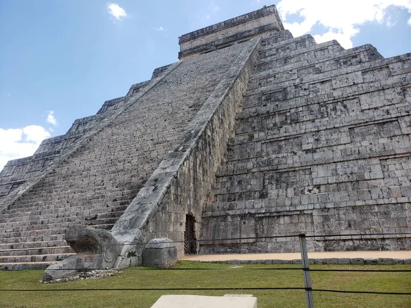 Снимок Пирамиды Солнца Низким Углом Мексике — стоковое фото