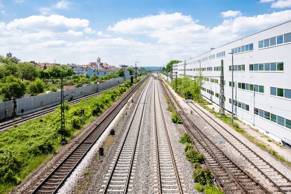 Long Railroad Surrounded Buildings Lush Greenery Bright Cloudy Sky Regensburg — Stock Photo, Image