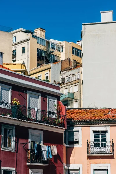 Πρόσοψη Των Κτιρίων Κατοικιών Μπαλκόνια Στη Λισαβόνα Πορτογαλία — Φωτογραφία Αρχείου