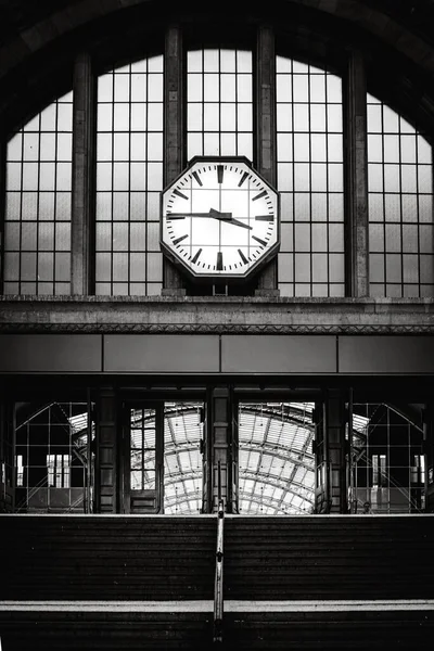 Ένα Παλιό Ρολόι Κρέμεται Από Έναν Τοίχο Ένα Σιδηροδρομικό Σταθμό — Φωτογραφία Αρχείου