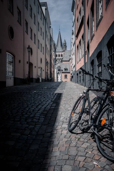 Colpo Verticale Una Bicicletta Parcheggiata Nel Vicolo Colonia — Foto Stock