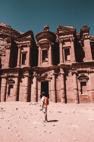 Biały Mężczyzna Stojący Przed Świątynią Nabataean Petrze Jordania — Zdjęcie stockowe