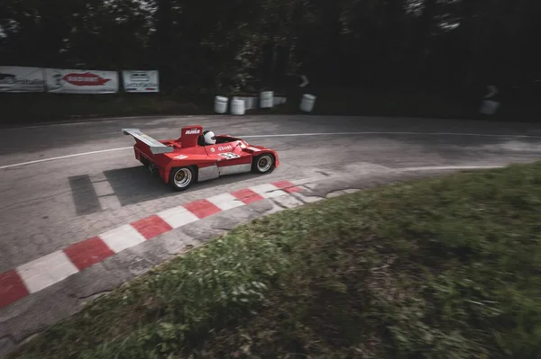 Egy Piros Autót Állítottak Fel Olasz Bajnokság Hegymászó Versenyén Pesaróban — Stock Fotó