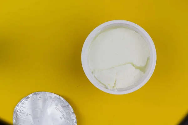 Természetes Joghurt Műanyag Pohárban Sárga Háttérrel — Stock Fotó
