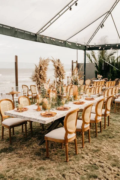 屋外ホールでの結婚式の日に木製の椅子や装飾の眺め — ストック写真