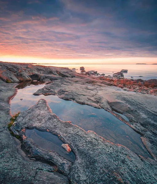 Vertikal Bild Den Fascinerande Ljusa Solnedgången Horisonten Över Den Steniga — Stockfoto