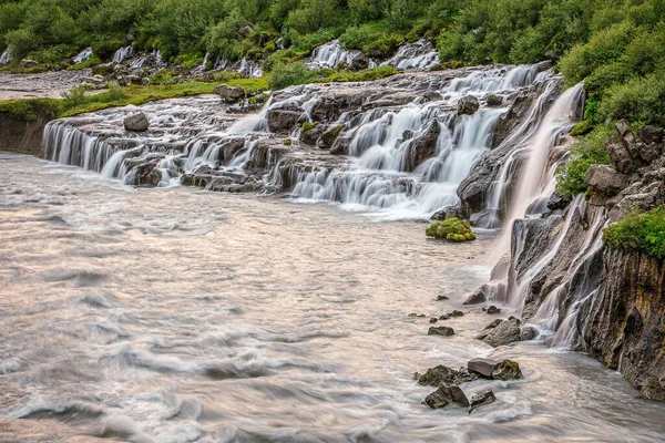 Hermosa Cascada Que Fluye Sobre Las Rocas Islandia Con Exuberantes —  Fotos de Stock