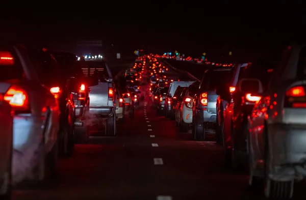 夜间交通挤塞的景象 — 图库照片