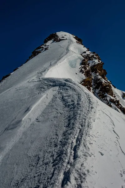Güneşli Bir Günde Mavi Gökyüzüne Karşı Güzel Bir Karlı Dağ — Stok fotoğraf
