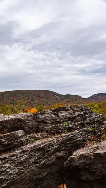 Zbliżenie Formacji Skalnych Pięknym Kolorowym Jesiennym Krajobrazie Ciągu Dnia — Zdjęcie stockowe