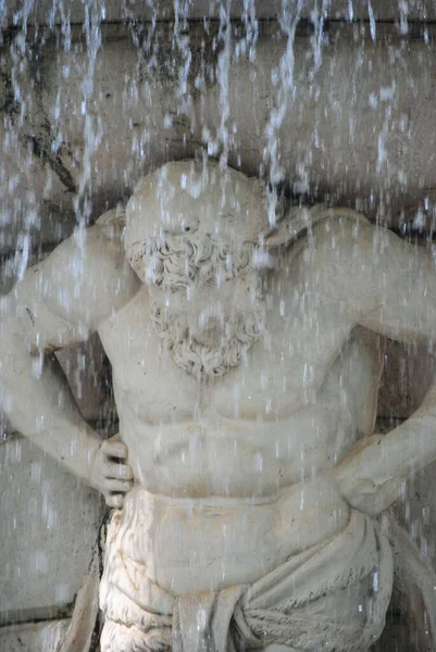 Zbliżenie Rzeźbionego Posągu Niosącego Wodę Fontanny Ogrodzie Aranjuez Hiszpania — Zdjęcie stockowe
