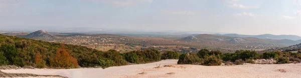 在蓝天的映衬下 从山上俯瞰达尔马提亚风景的全景 — 图库照片