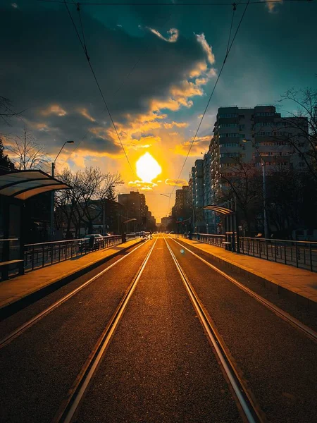 Eine Vertikale Aufnahme Einer Asphaltstraße Einer Stadt Bei Sonnenuntergang — Stockfoto
