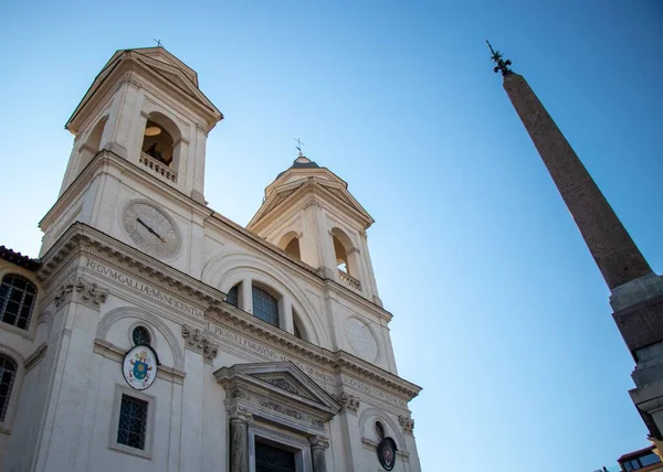 이탈리아 로마에 트리니타 대성당 비스듬 각도로 바라본 — 스톡 사진