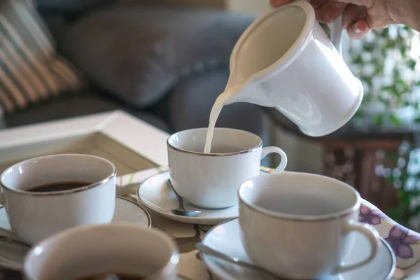 Vista Ravvicinata Una Brocca Versare Latte Tazze Caffè Bianco — Foto Stock