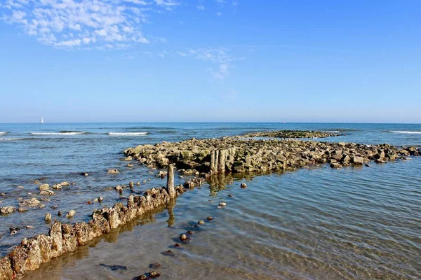 Uma Vista Panorâmica Uma Pilha Rochas Mar Tranquilo Perto Costa — Fotografia de Stock