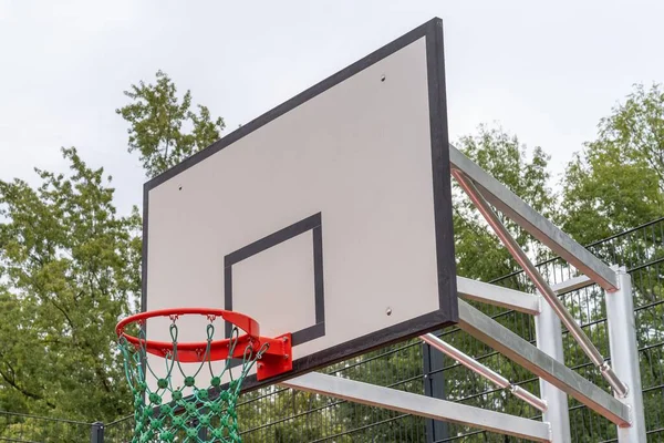 屋外のスタンドにバスケットボールの輪とネットの閉鎖 — ストック写真