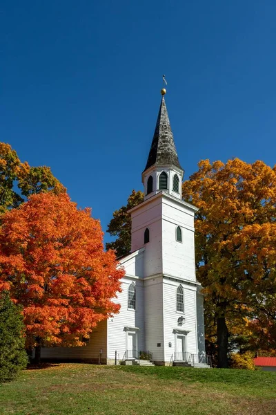 秋の木々に囲まれた教会の正面の景色は 米国ニューヨーク州ウォリック村の明るい日 — ストック写真
