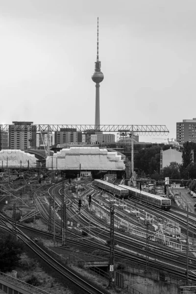 德国柏林 在乌云密布的天空下 一条横跨河流的建筑的垂直截图 — 图库照片