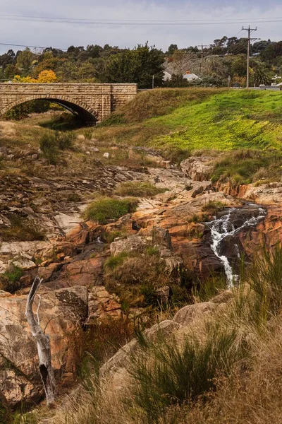 Eine Vertikale Aufnahme Einer Alten Steinbrücke Über Einen Bach Gras — Stockfoto