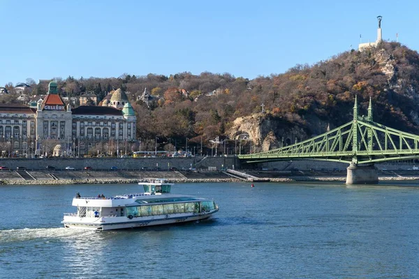 匈牙利布达佩斯多瑙河上的一艘大型旅游船 — 图库照片