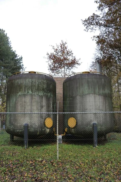Eine Vertikale Aufnahme Zweier Massiver Wassertanks Einem Wald Waterloopbos Marknesse — Stockfoto