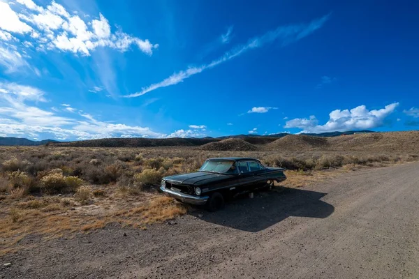 Velho Carro Oldsmobile Deserto Nevada Com Céu Azul Horizonte Verão — Fotografia de Stock