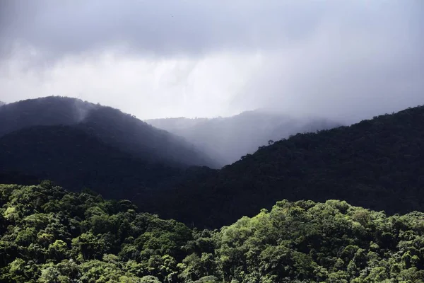 Drohnenaufnahmen Von Grünen Hügeln Nebel Auf Der Insel Ilhabella Brasilien — Stockfoto