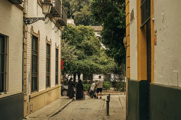 Les Gens Dans Une Rue Pavée Étroite Séville Espagne — Photo