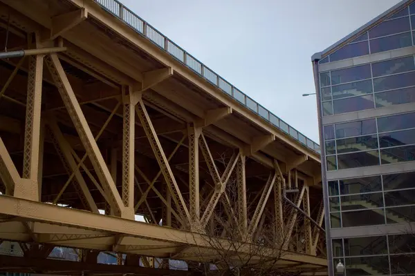 Pont Près Bâtiment Verre Moderne Pendant Journée — Photo